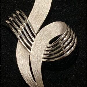 Elegant Silver Women's Jewelry Piece